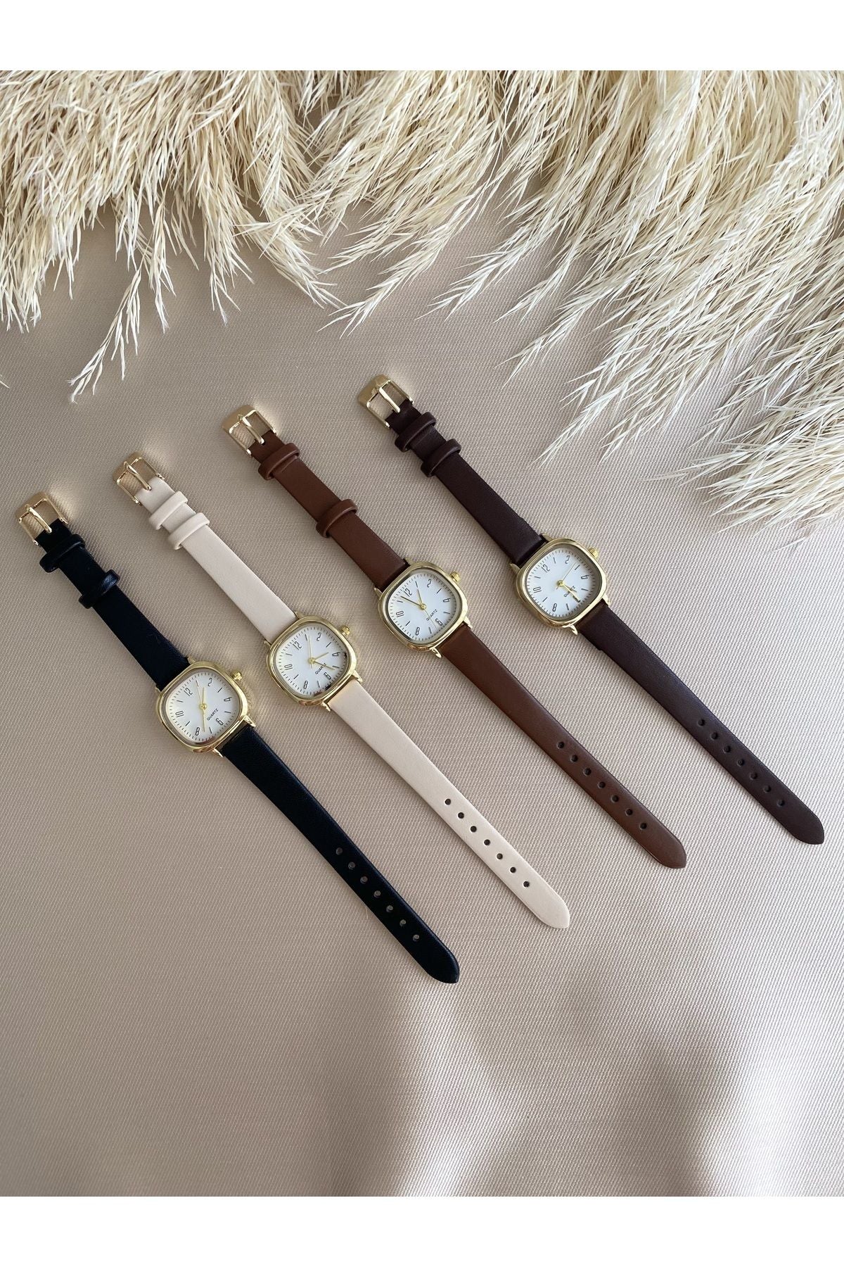 ساعة QUARTZ لون بيج