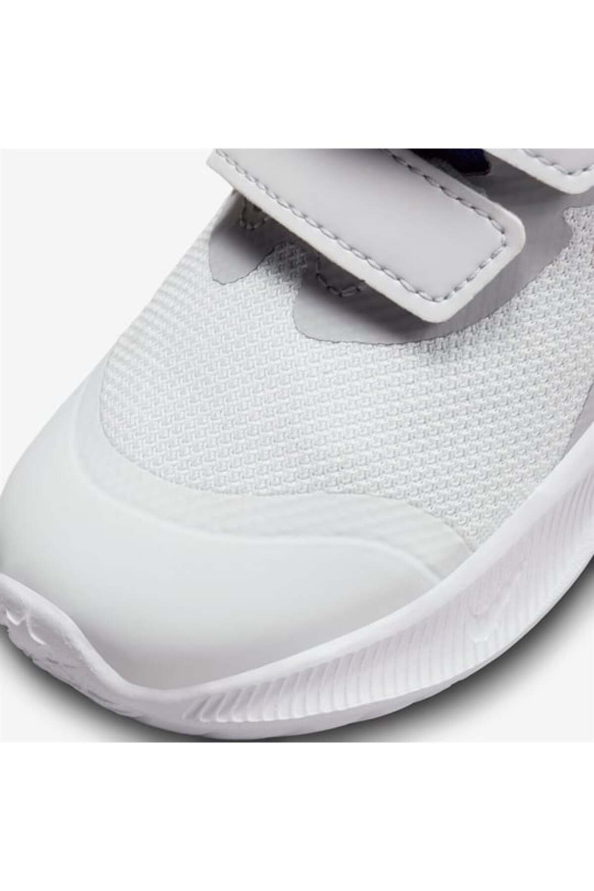 حذاء المشي Nike لون ذهبي