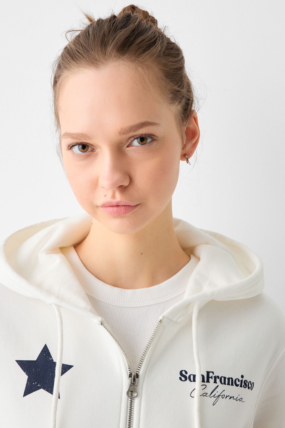 هودي Bershka لون أحمر