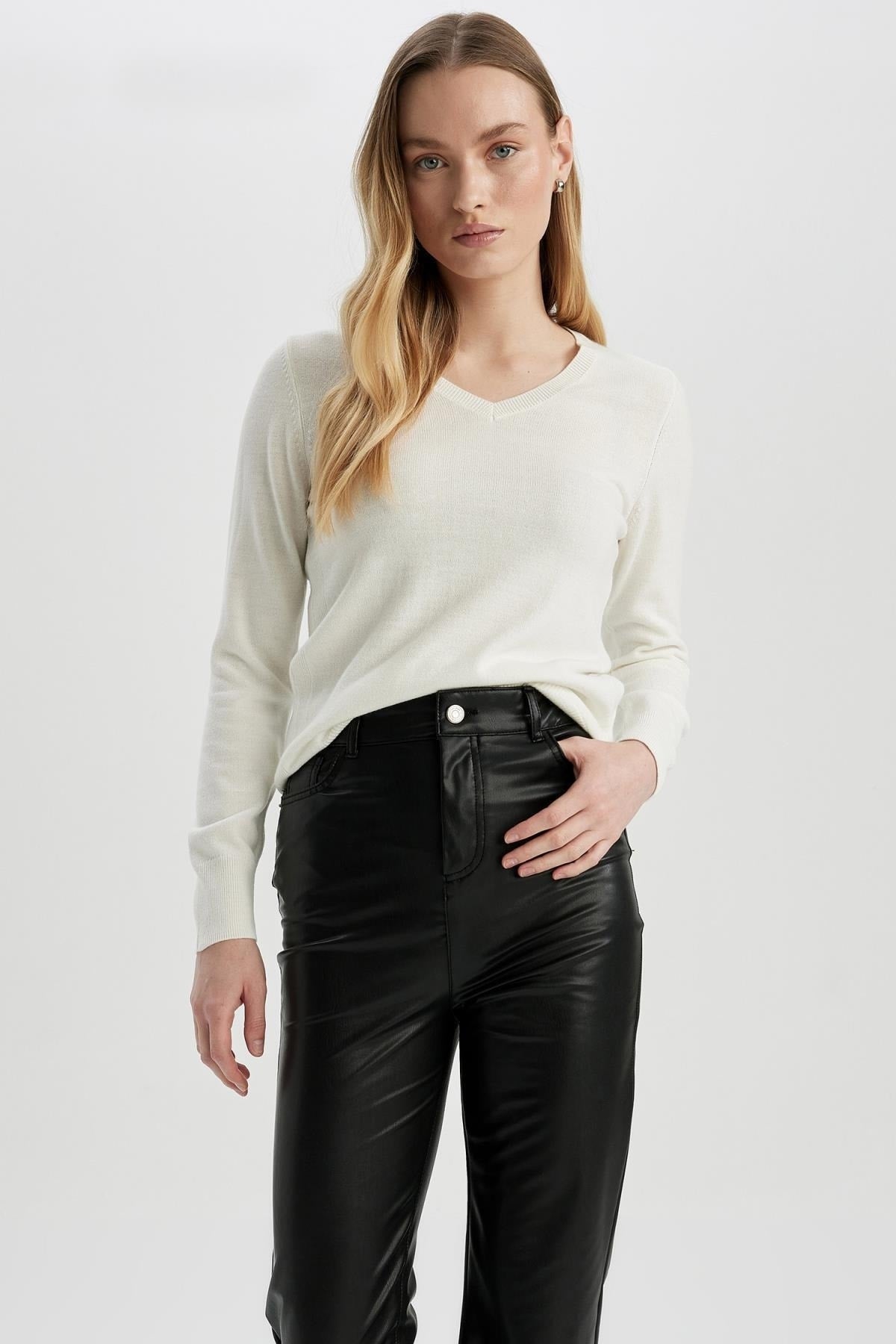 كنزة Defacto لون بيج فاتح