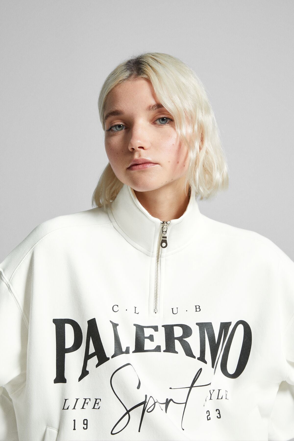 هودي Bershka لون أحمر