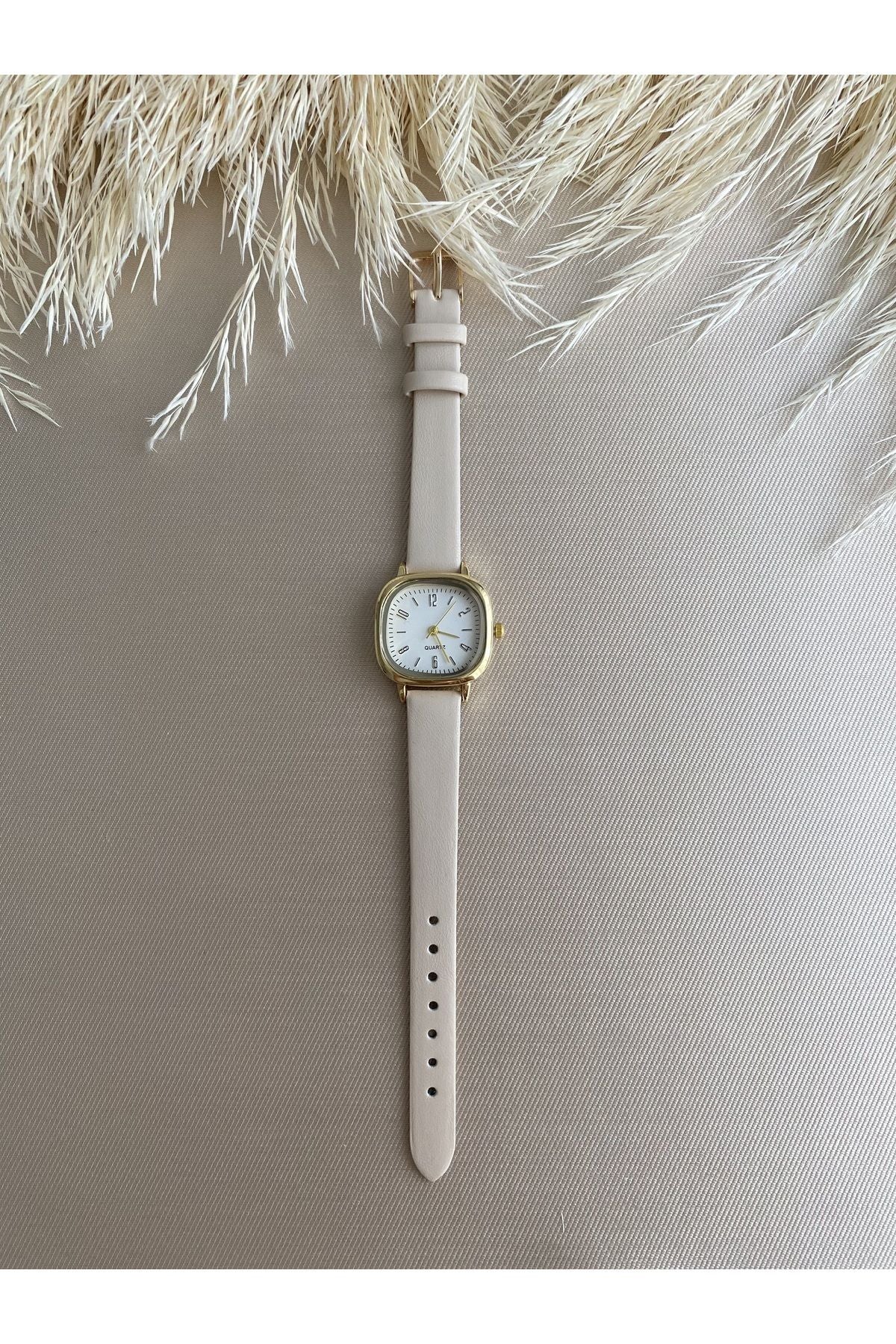 ساعة QUARTZ لون بيج