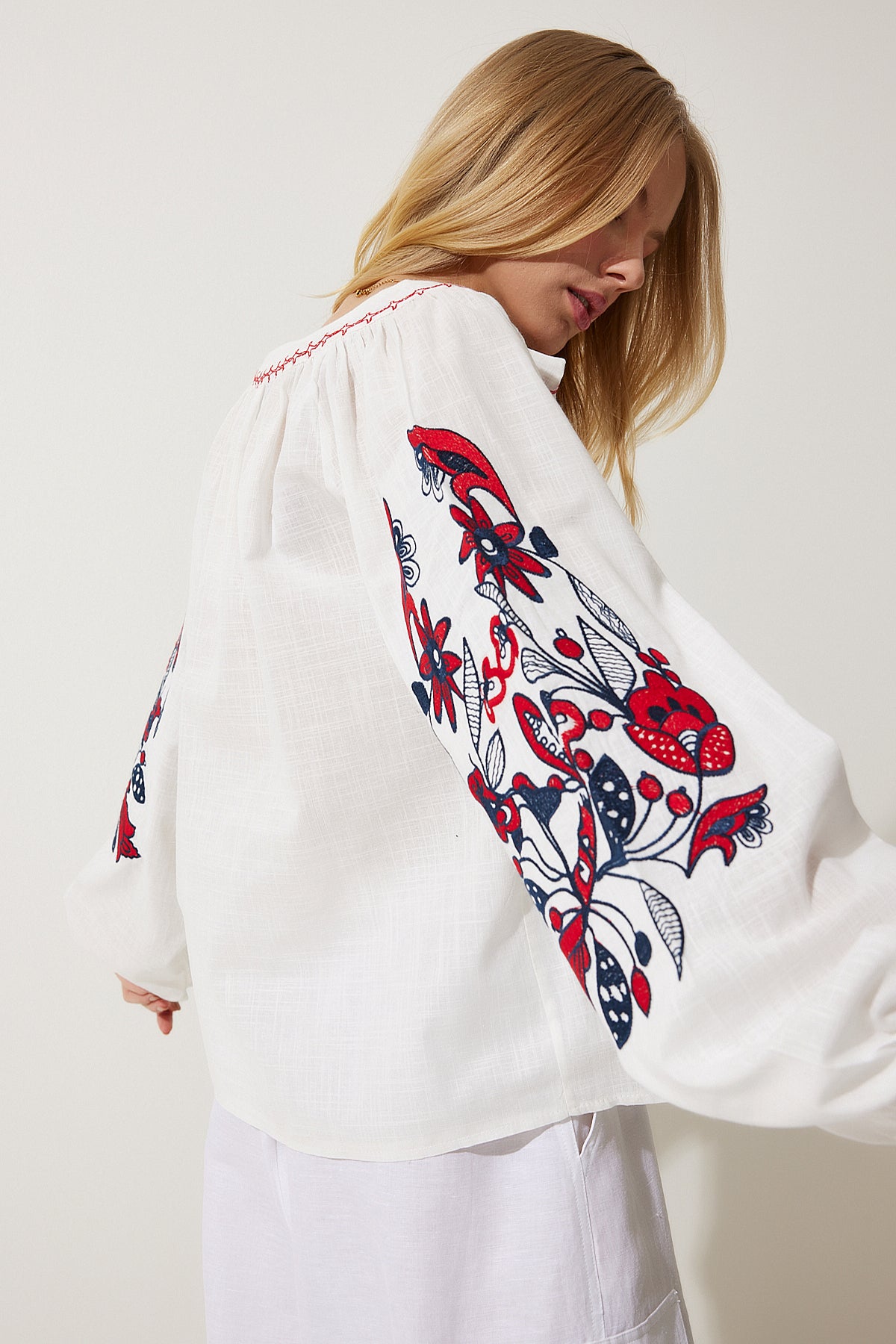 بلوزة Happiness İstanbul لون أبيض