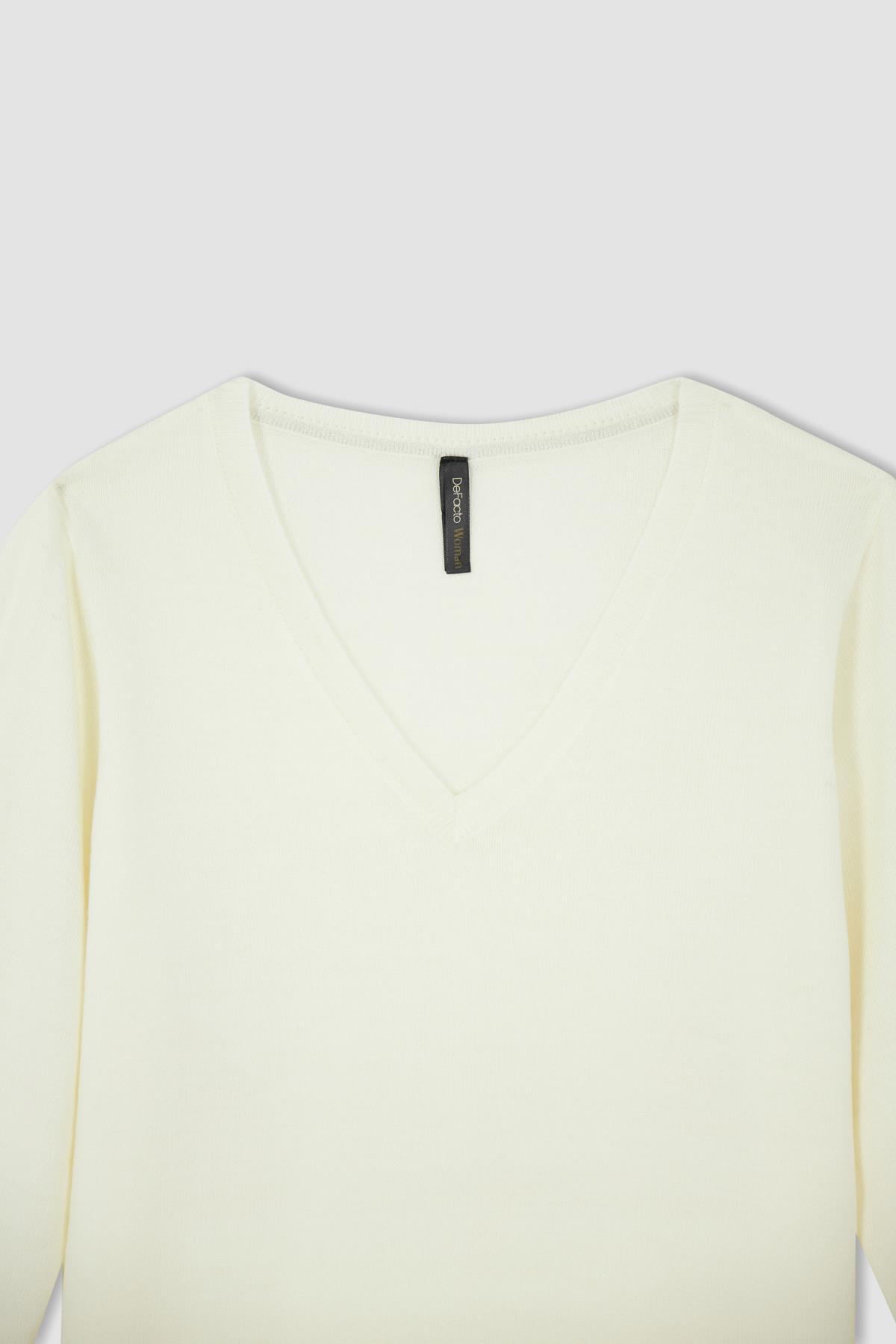 كنزة Defacto لون بيج فاتح