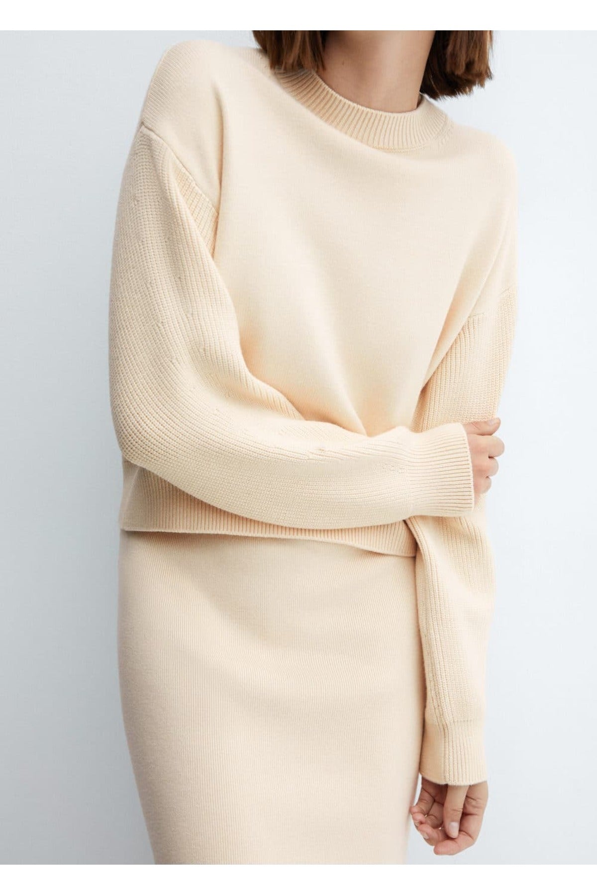 كنزة MANGO لون بيج فاتح