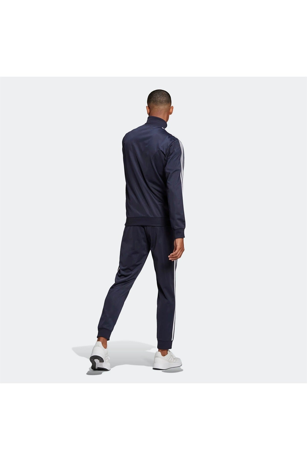 طقم رياضي adidas لون غني بالألوان