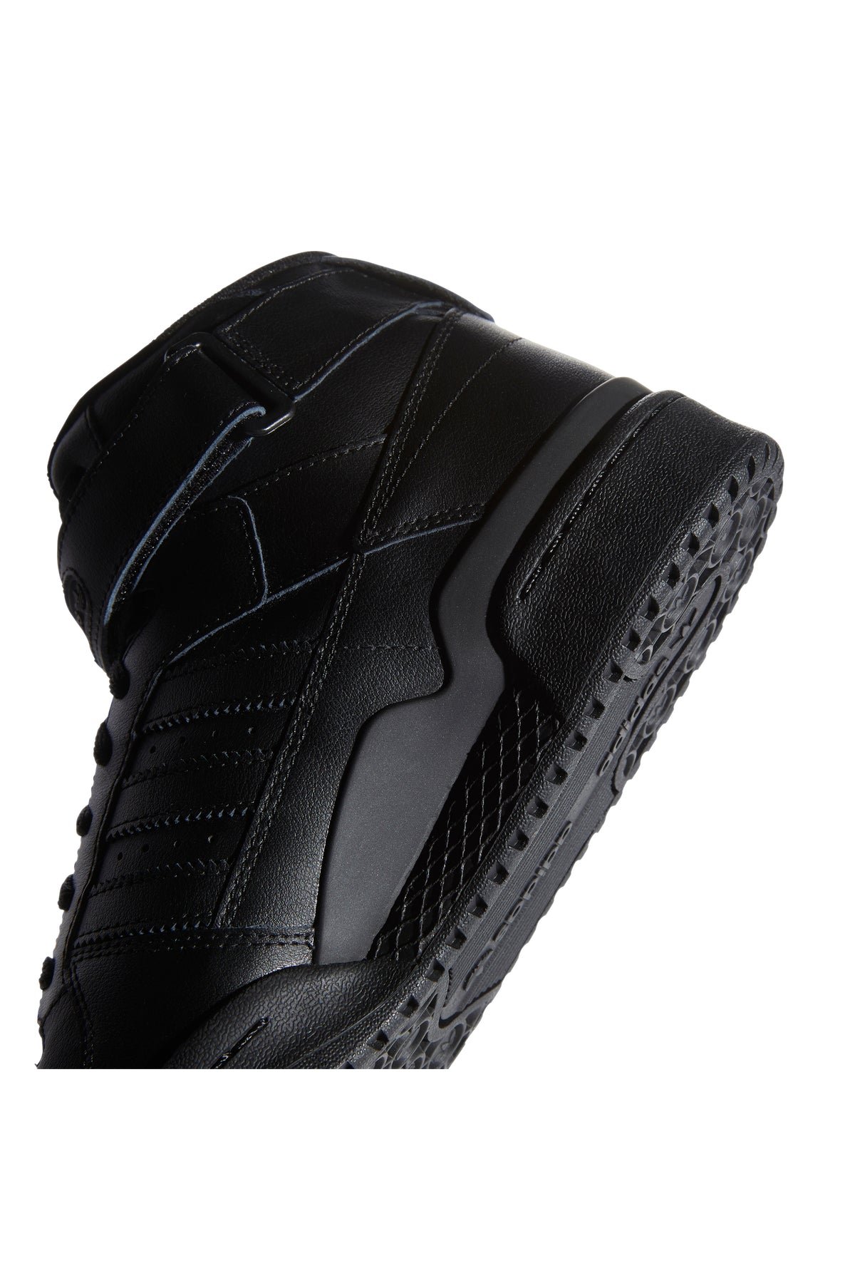 حذاء كرة السلة adidas لون أسود