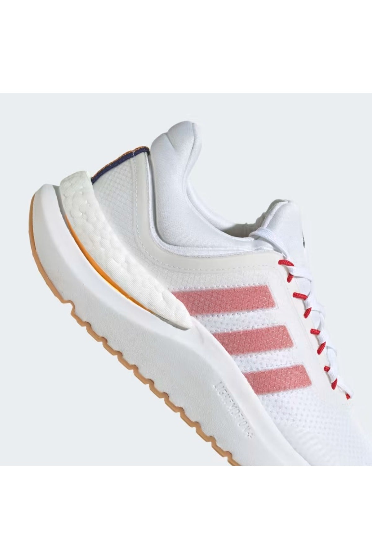 حذاء المشي adidas لون أبيض