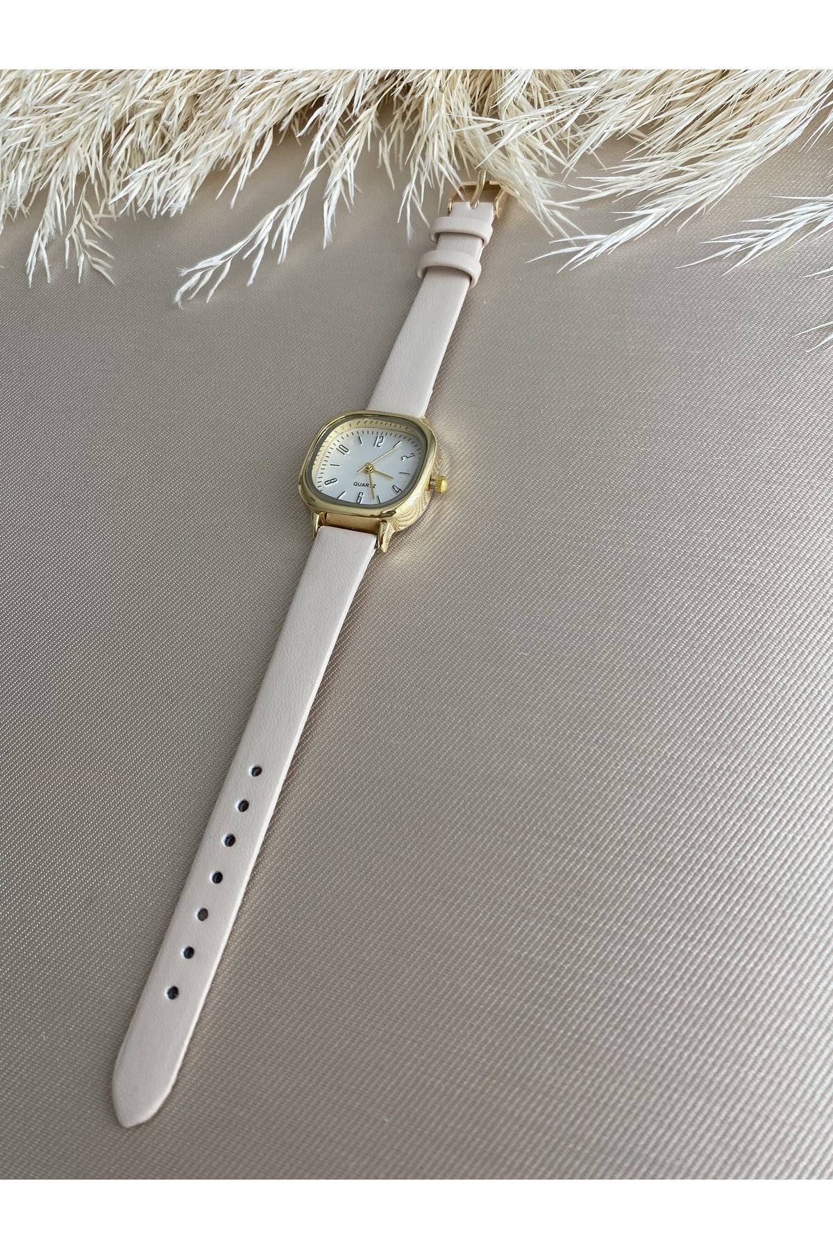 ساعة QUARTZ لون بيج