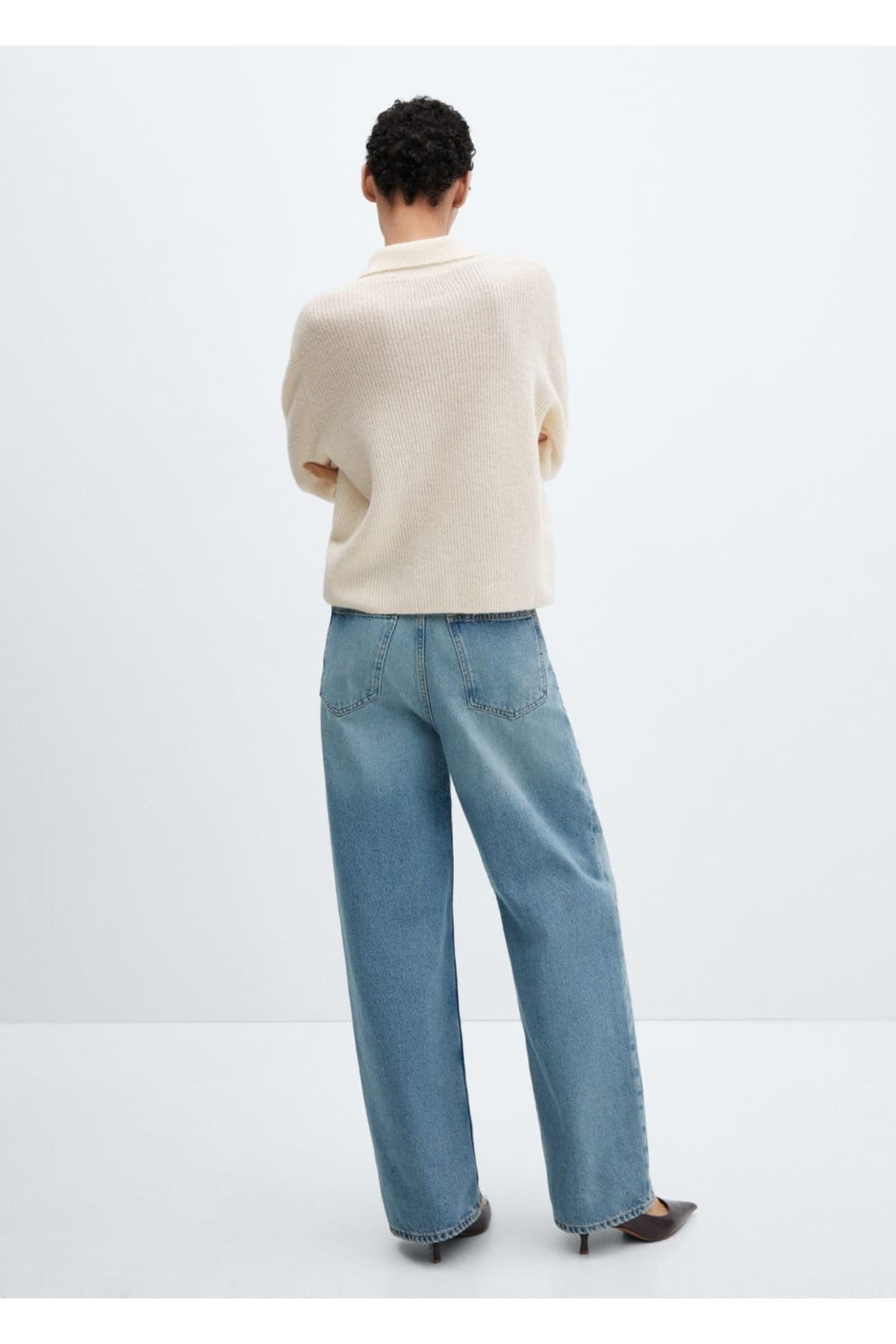 كنزة MANGO لون بيج فاتح