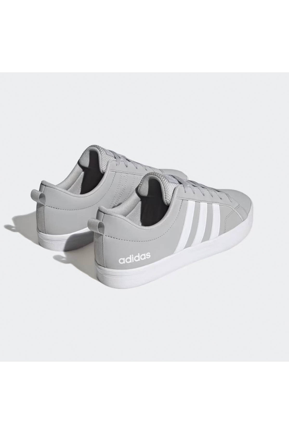 سنيكر adidas لون رمادي