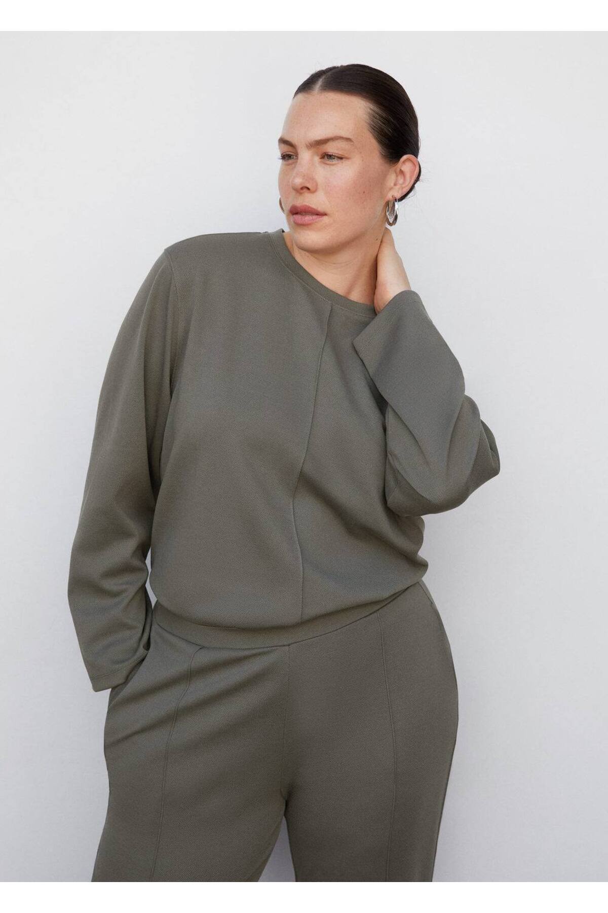 كنزة MANGO لون رمادي