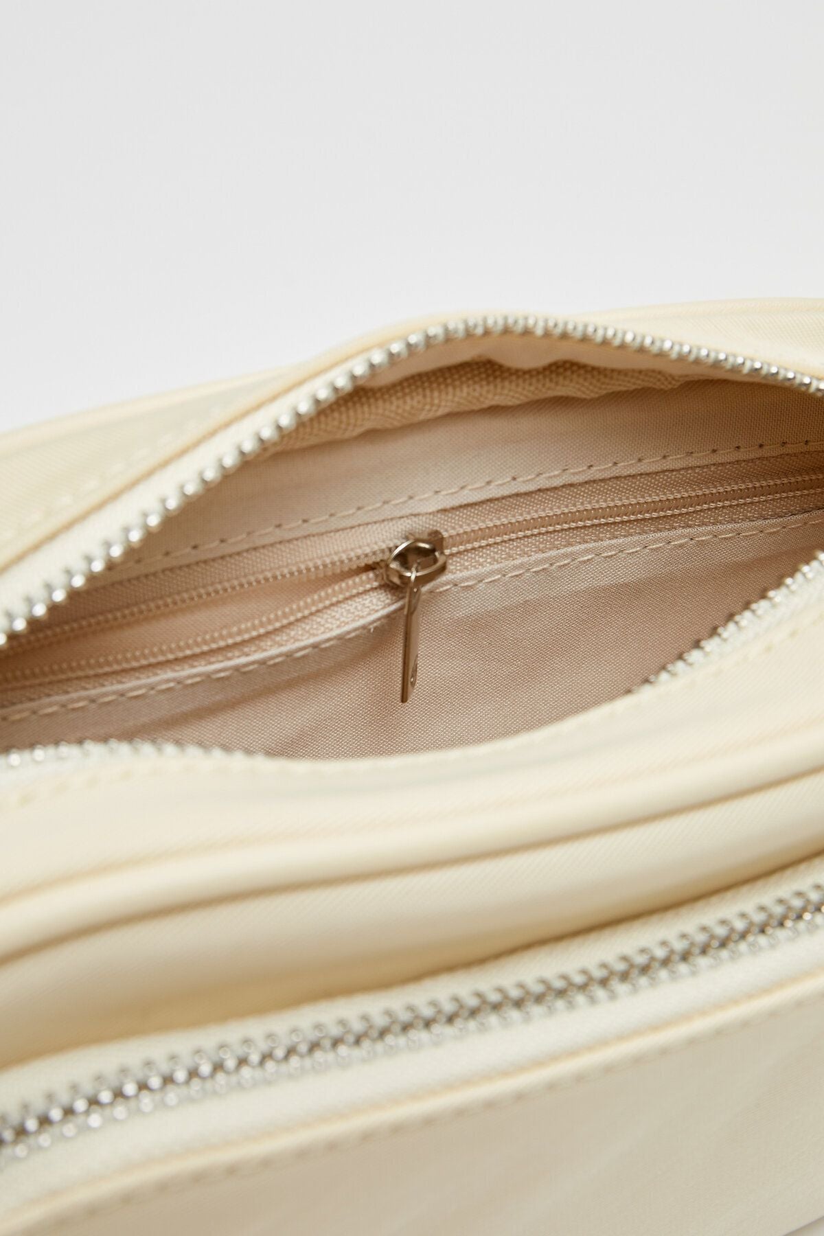 حقيبة كتف Stradivarius لون أبيض