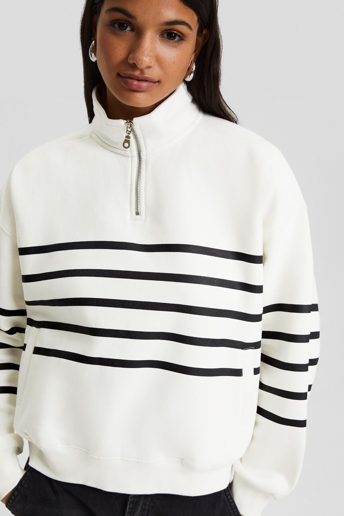 هودي Bershka لون أبيض