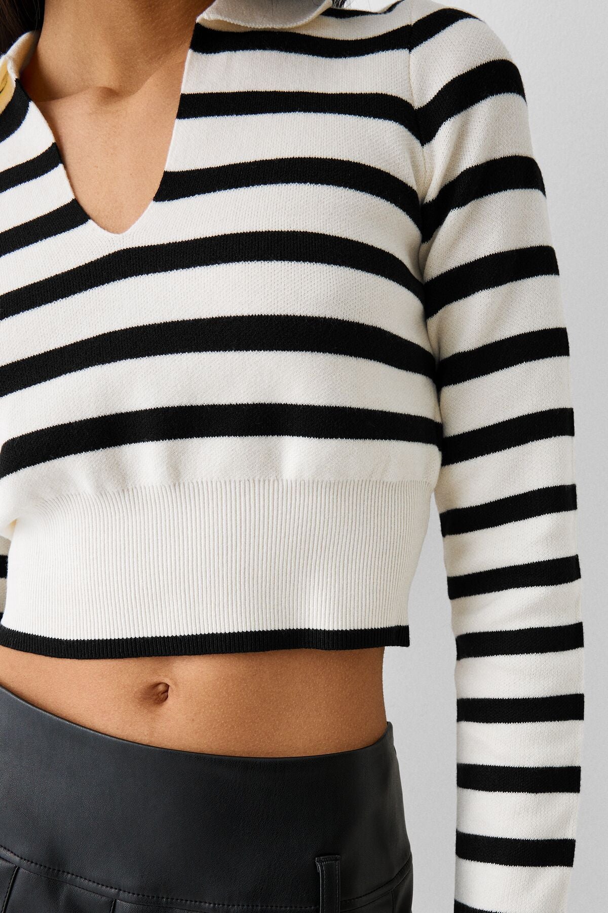 كنزة Bershka لون أسود
