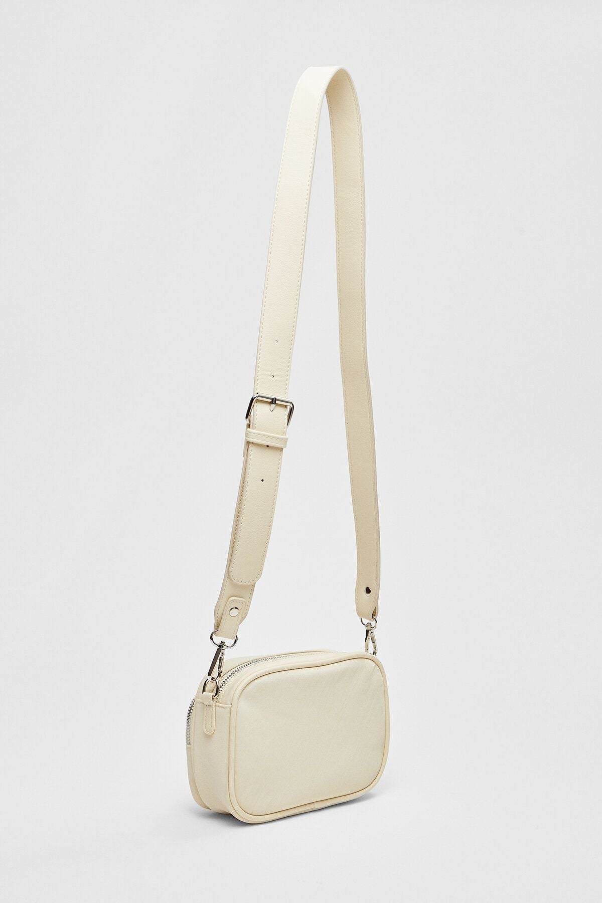 حقيبة كتف Stradivarius لون أبيض