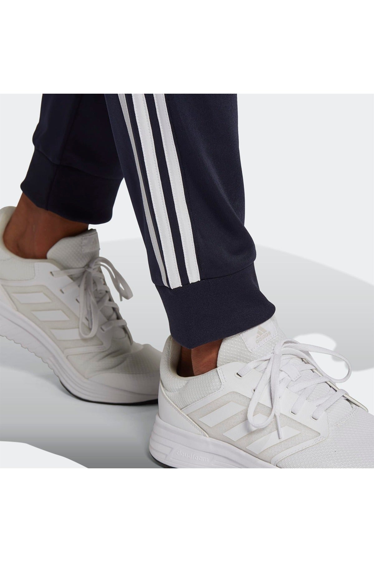 طقم رياضي adidas لون غني بالألوان