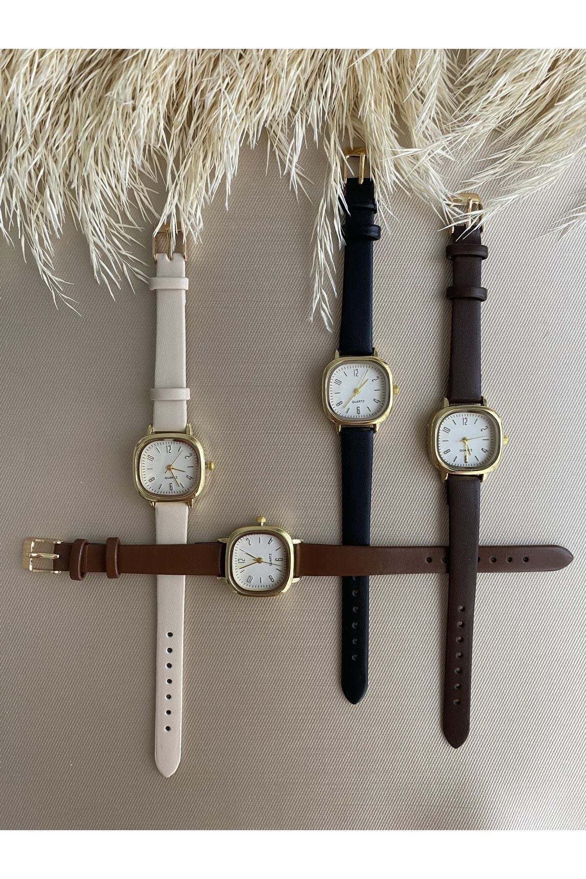 ساعة QUARTZ لون بيج