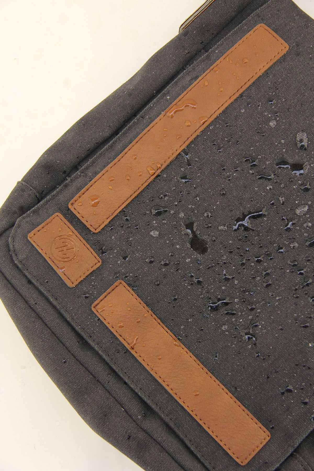 حقيبة كتف عملية HNB لون أسود