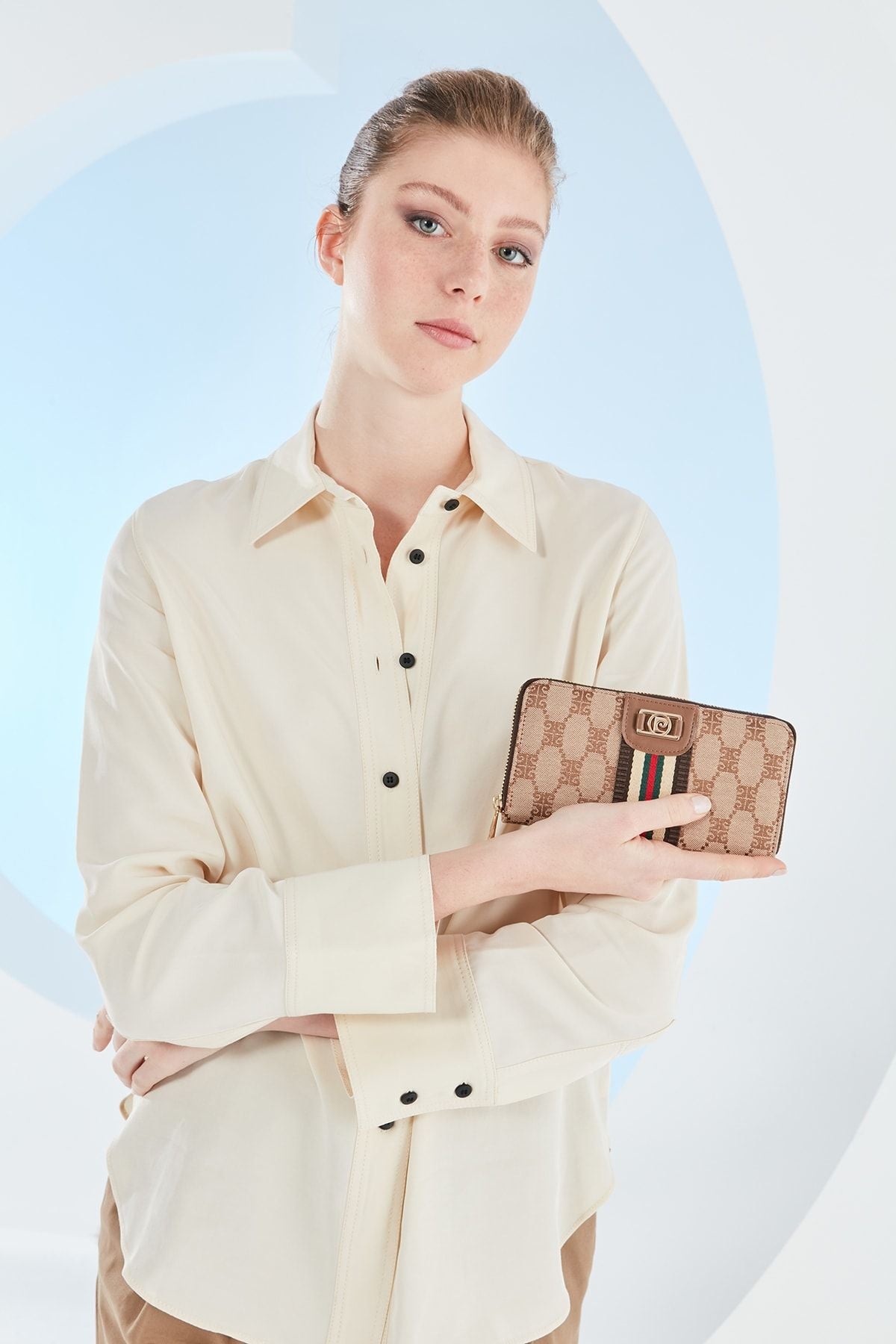 محفظة Pierre Cardin لون بني