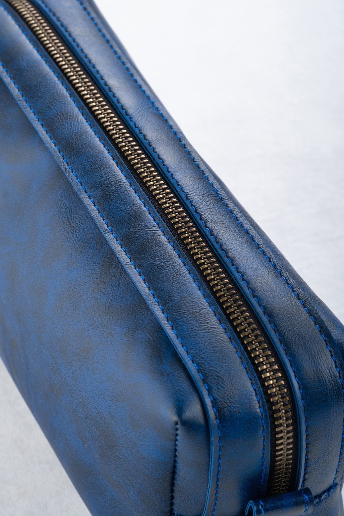 حقيبة يد dk leather لون أزرق غامق