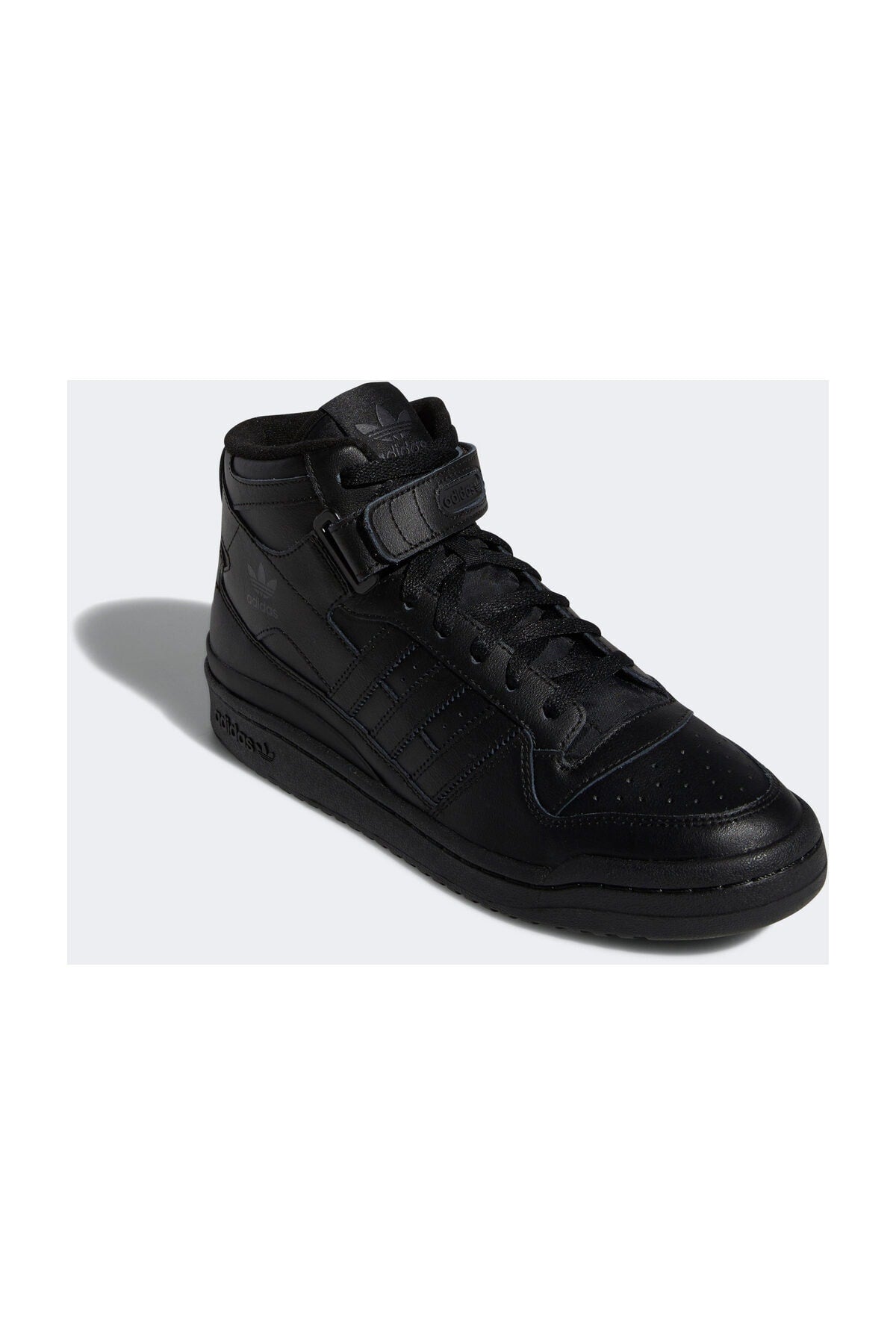 حذاء كرة السلة adidas لون أسود