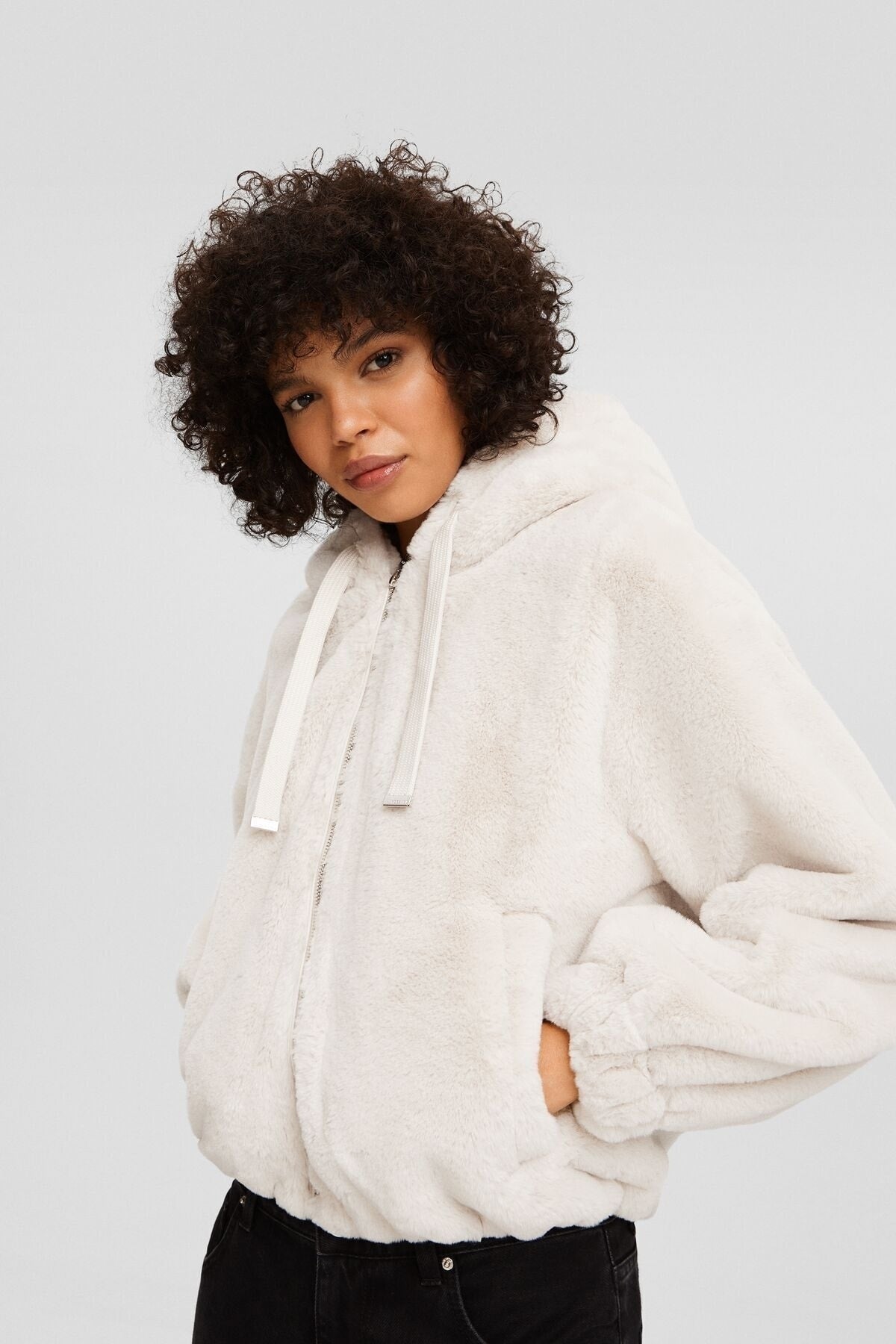 جاكيت Bershka لون بيج