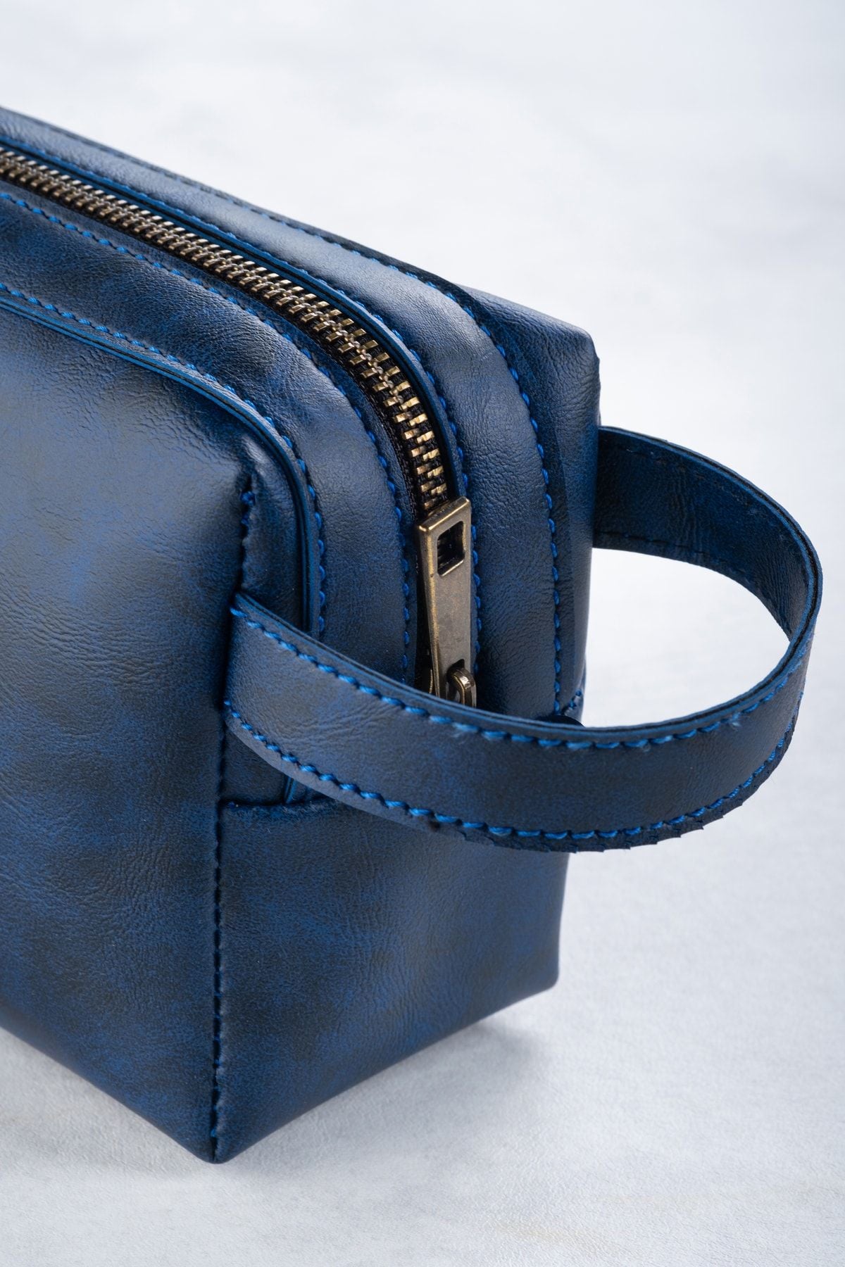 حقيبة يد dk leather لون أزرق غامق