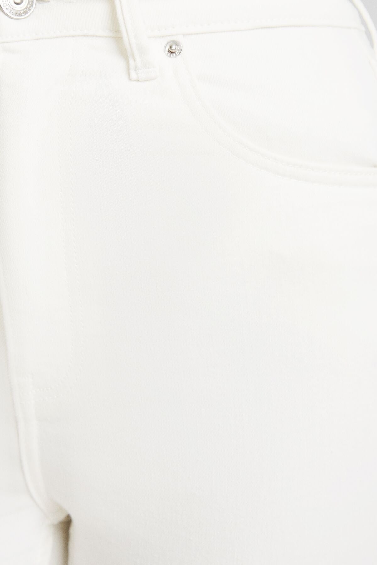 جينز Bershka لون أبيض