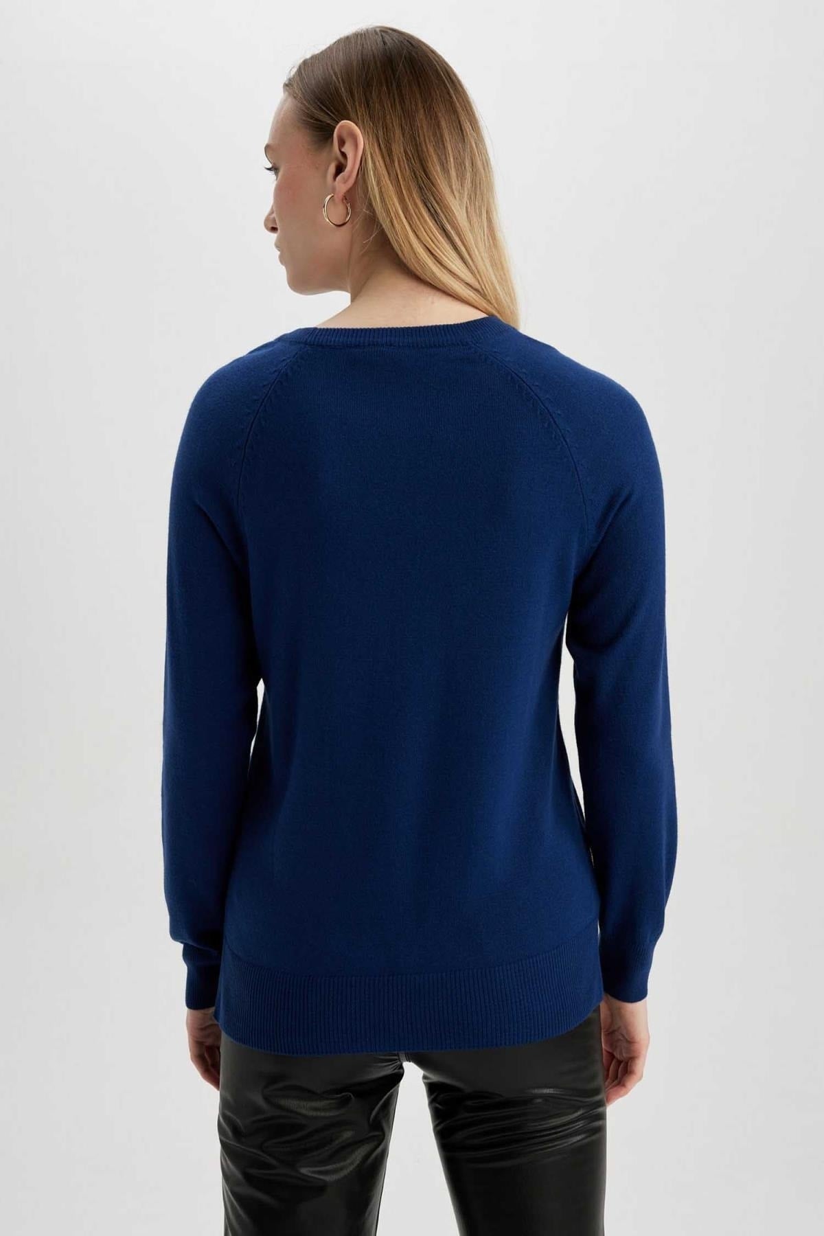 كنزة Defacto لون أزرق غامق