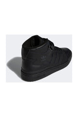 حذاء كرة السلة adidas لون أسود