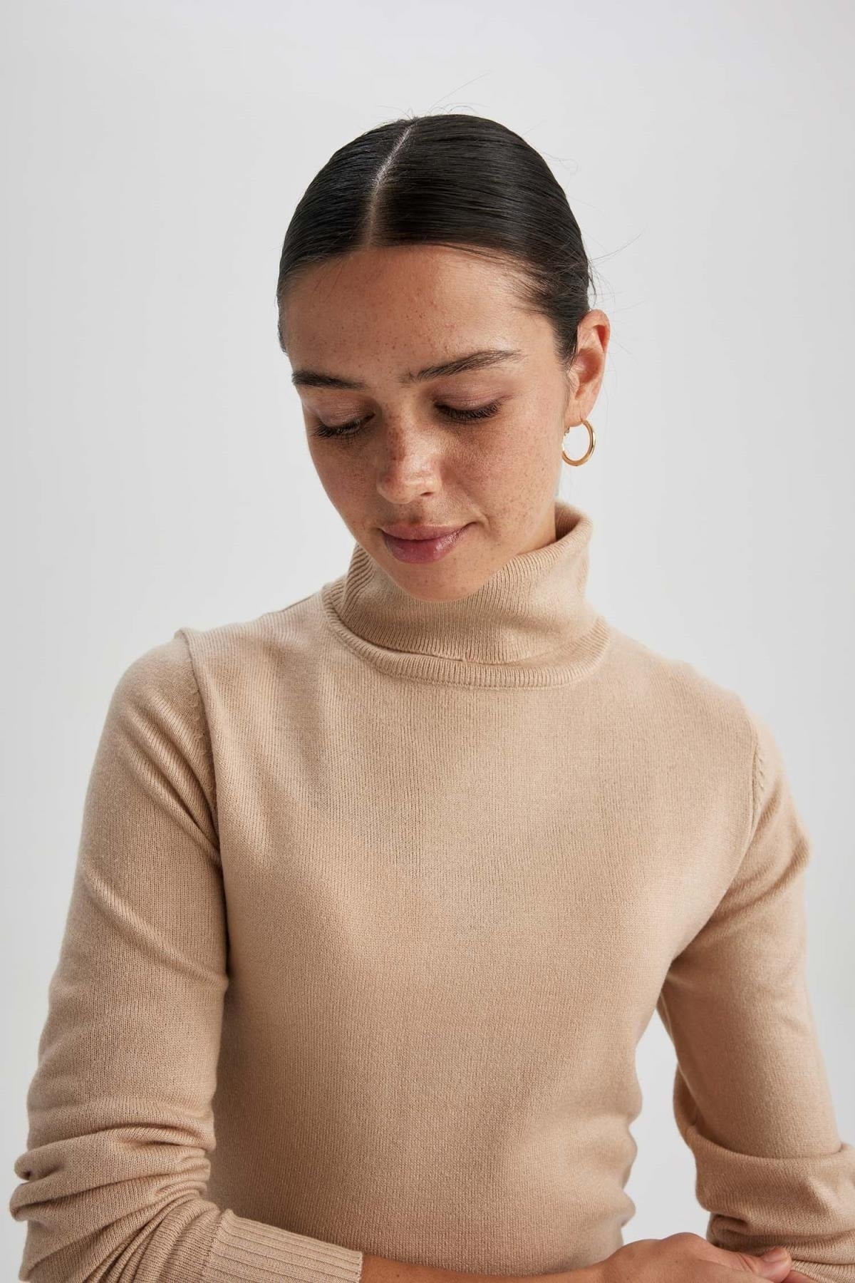 كنزة Defacto لون بيج