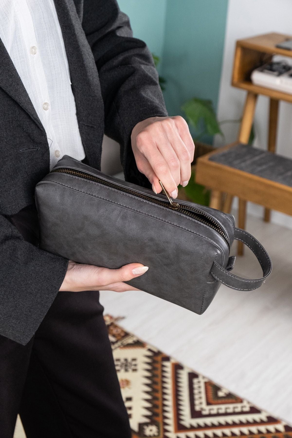 حقيبة يد dk leather لون رمادي