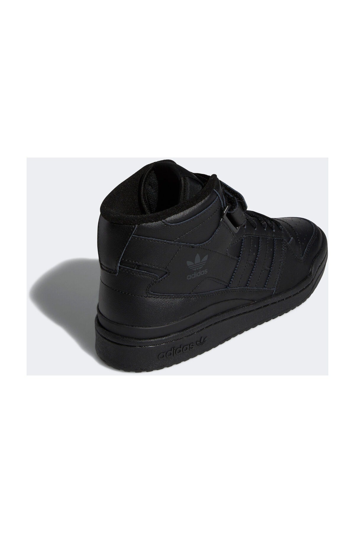 حذاء كرة السلة adidas لون أسود