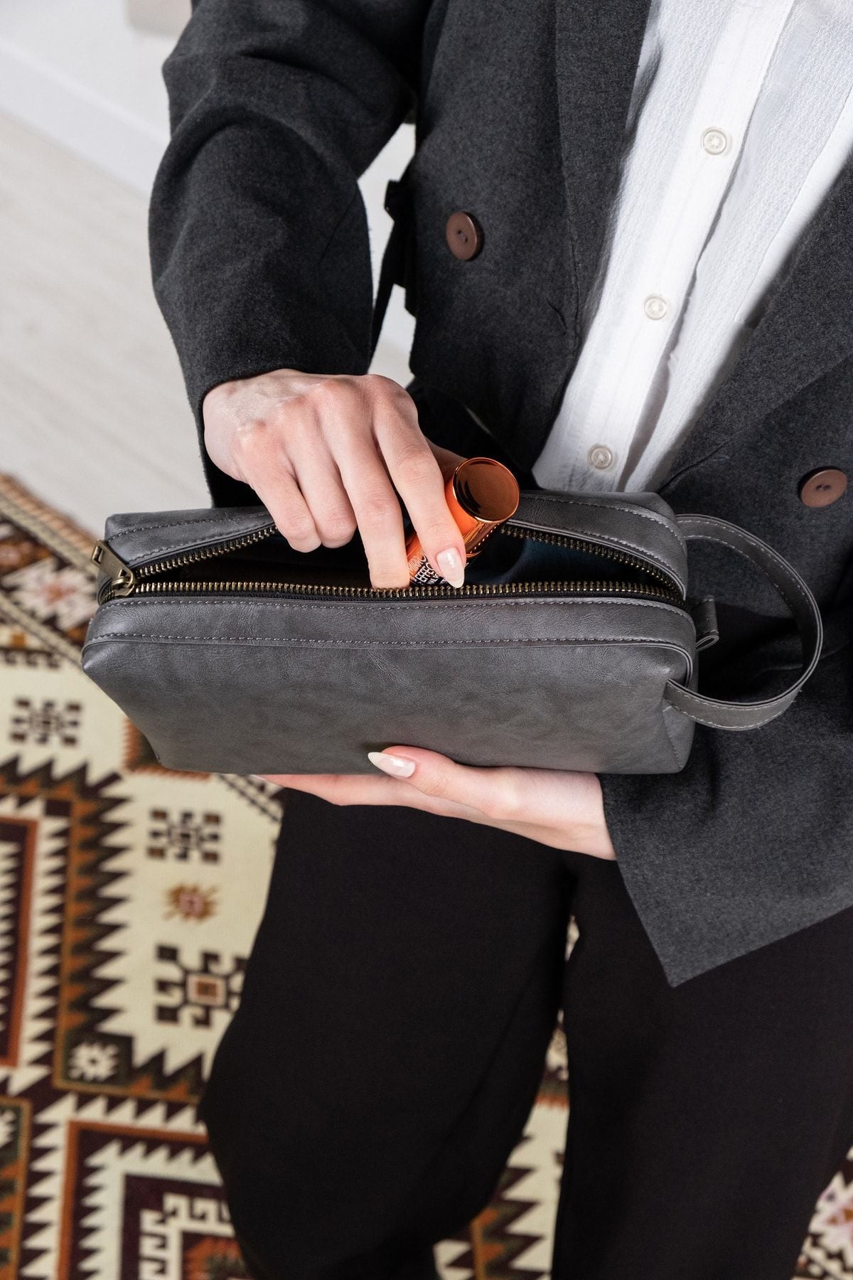 حقيبة يد dk leather لون رمادي