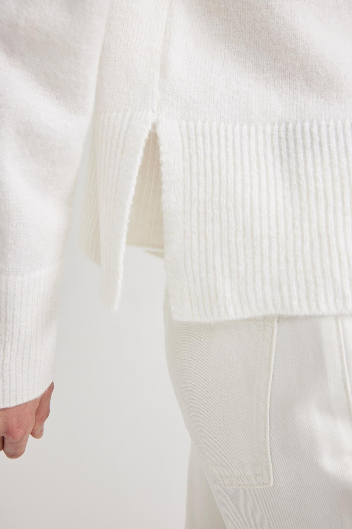 كنزة Defacto لون بيج فاتح