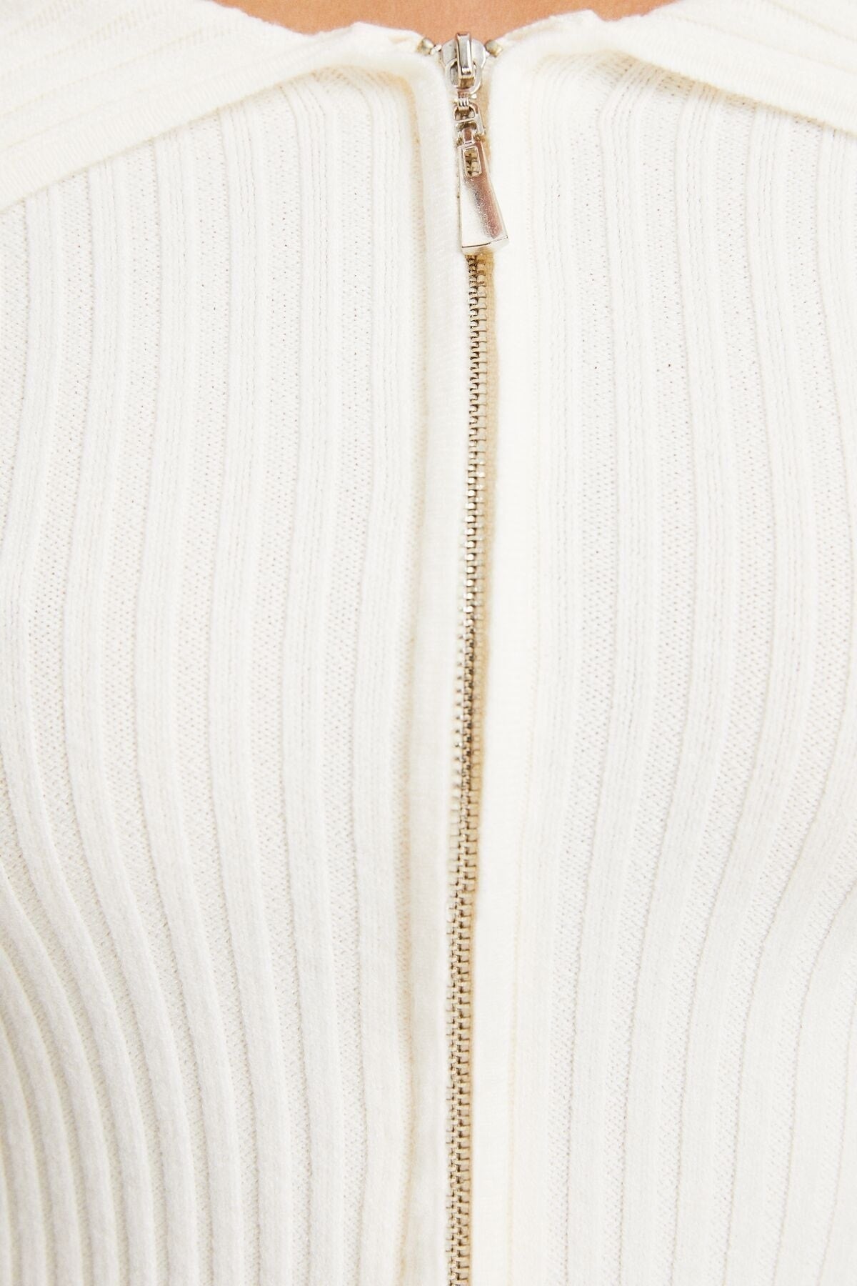 جاكيت خفيف Bershka لون بيج