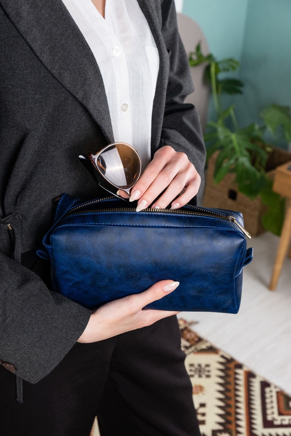 حقيبة يد dk leather لون أزرق غامق