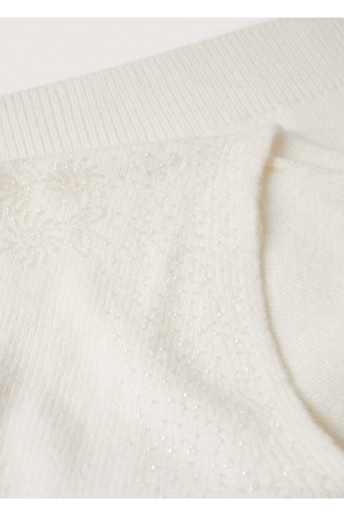 كنزة MANGO لون بيج فاتح