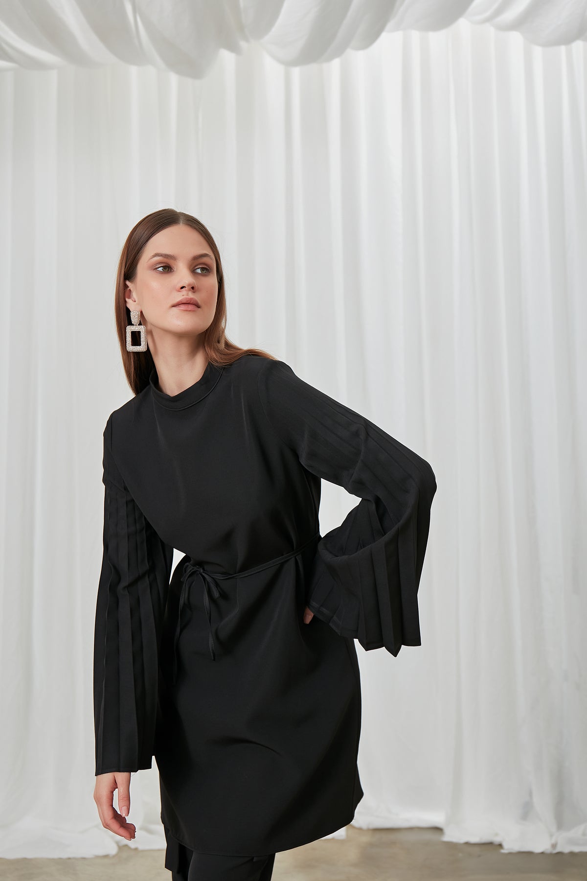 طقم Birgül Bektaş لون أسود