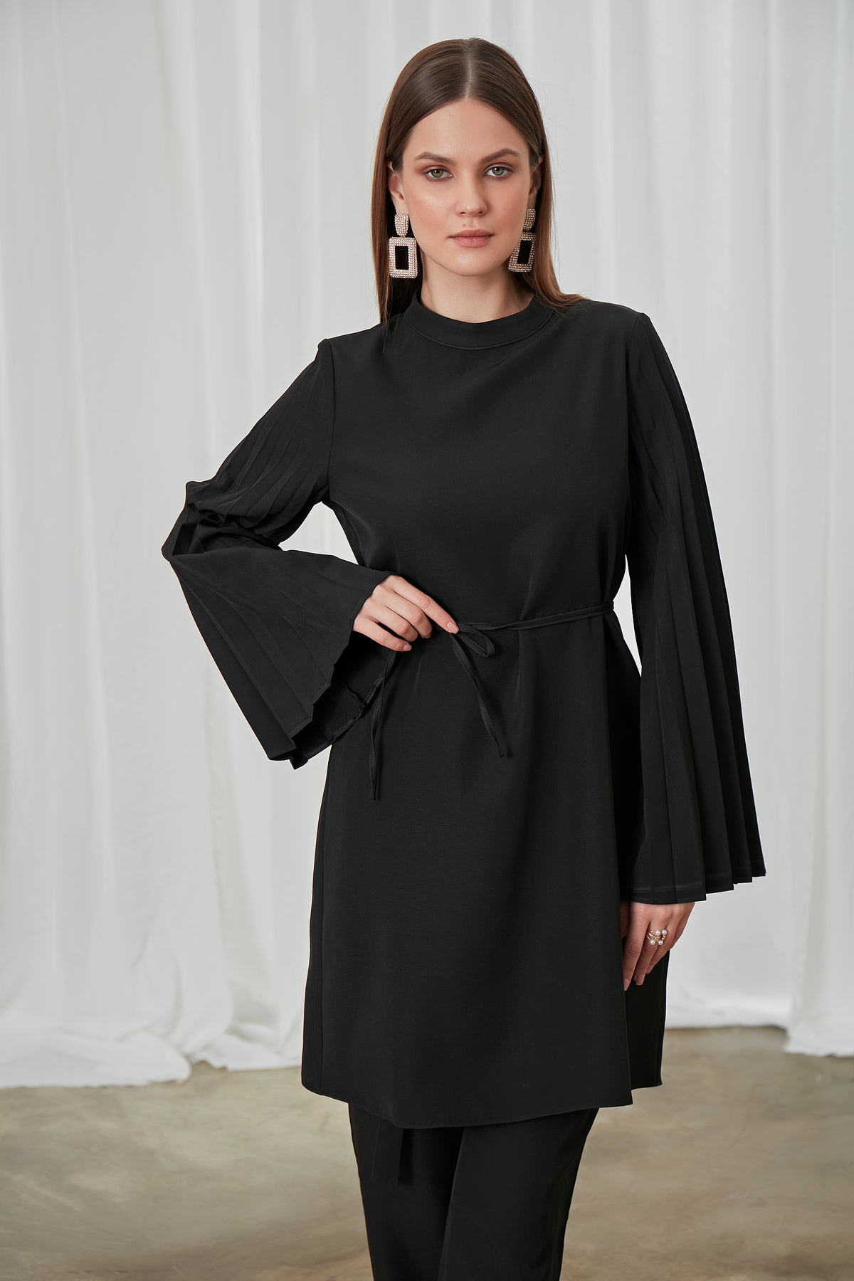 طقم Birgül Bektaş لون أسود