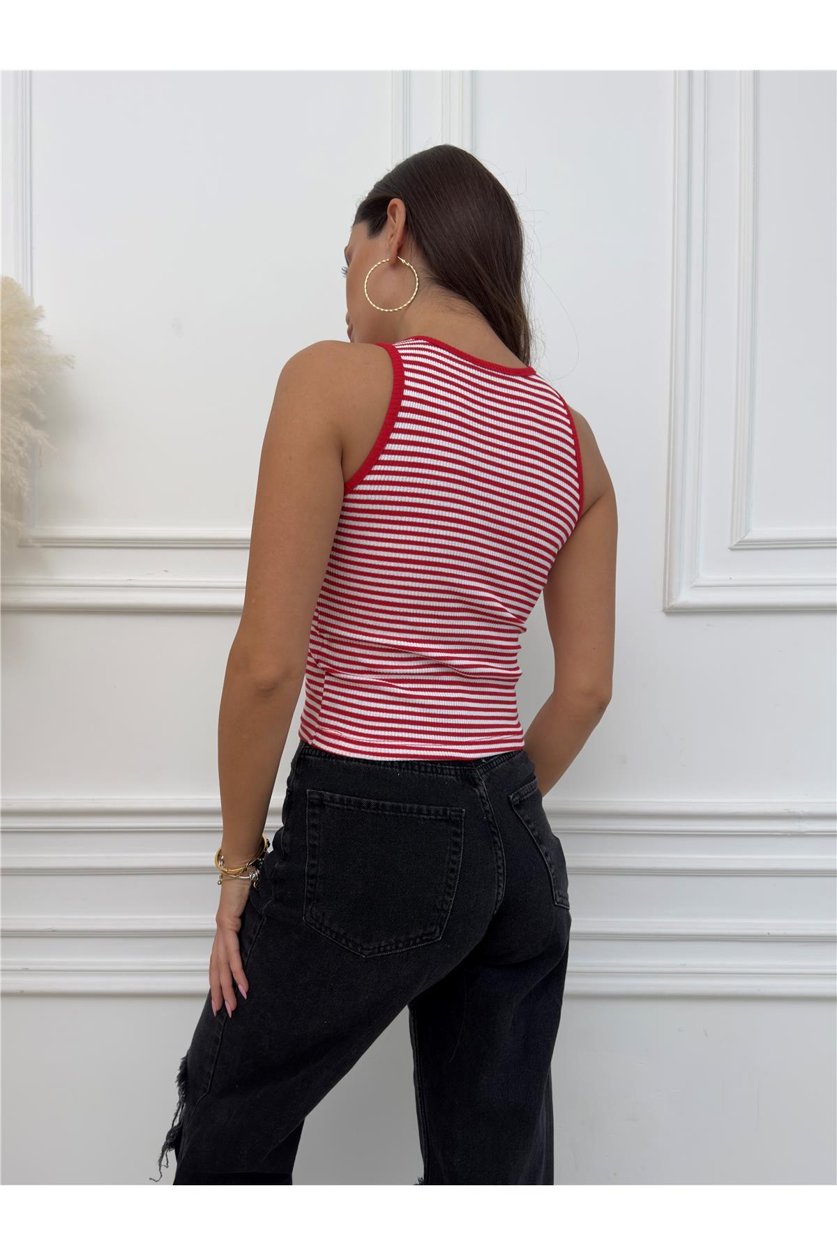 بلوزة Fav Style لون أحمر