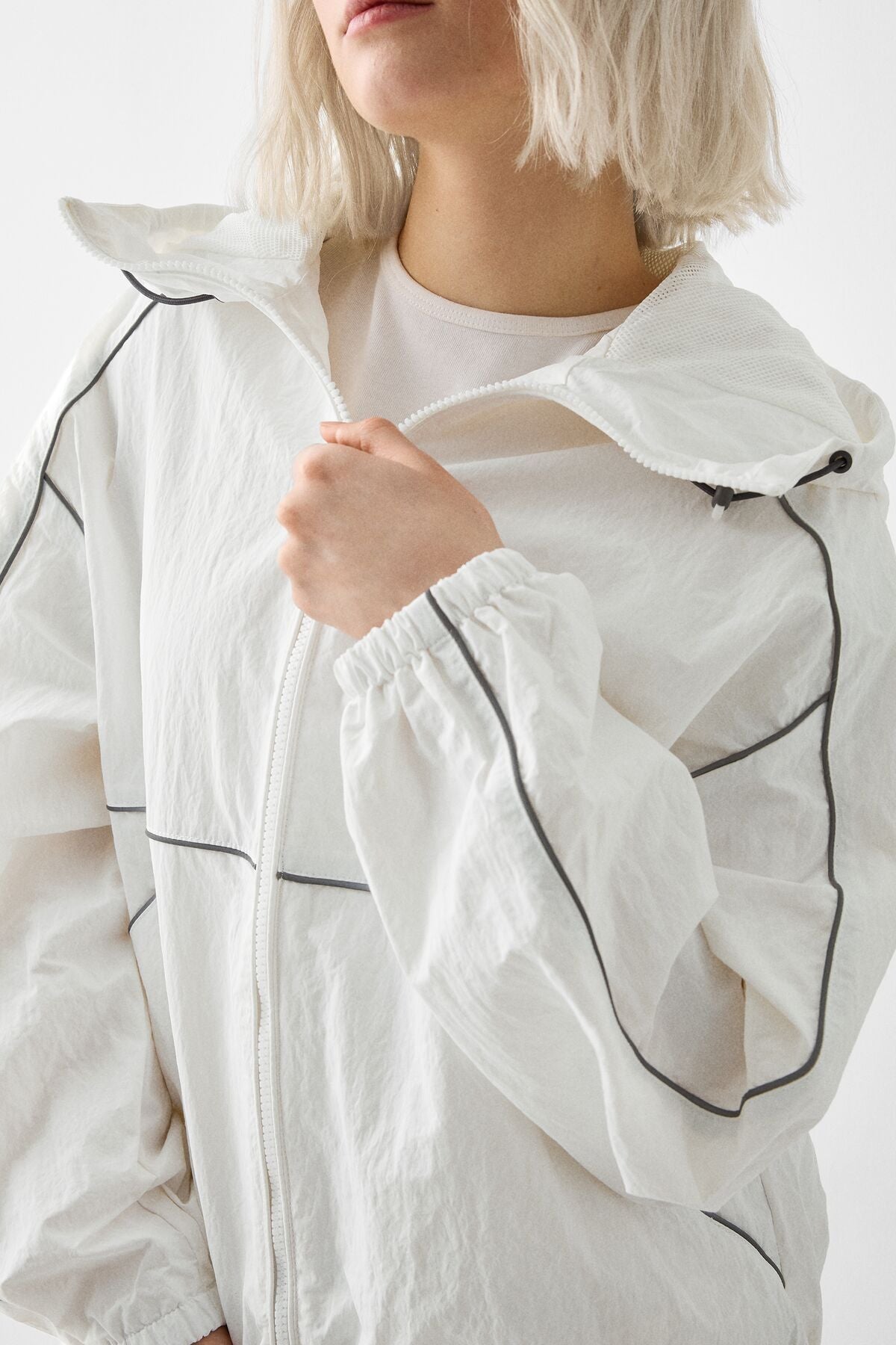 جاكيت Bershka لون أبيض