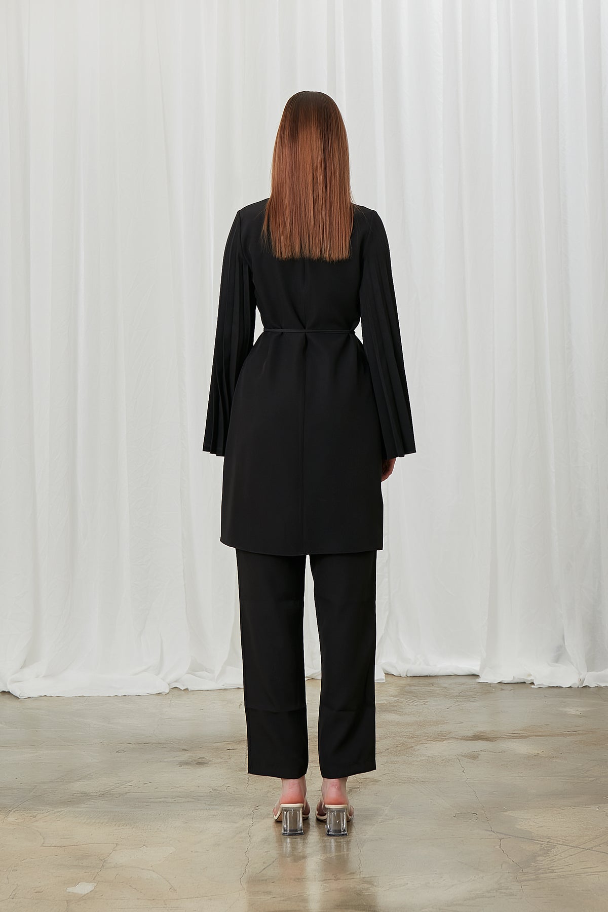 طقم Birgül Bektaş لون أسود