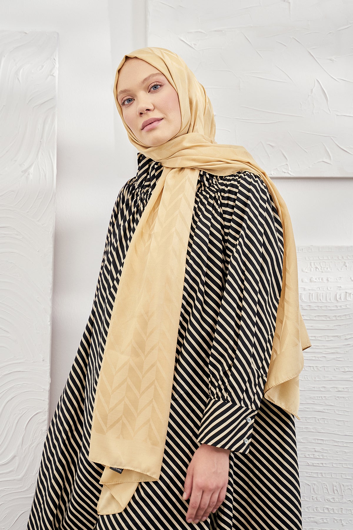شال ARMANDA لون ذهبي
