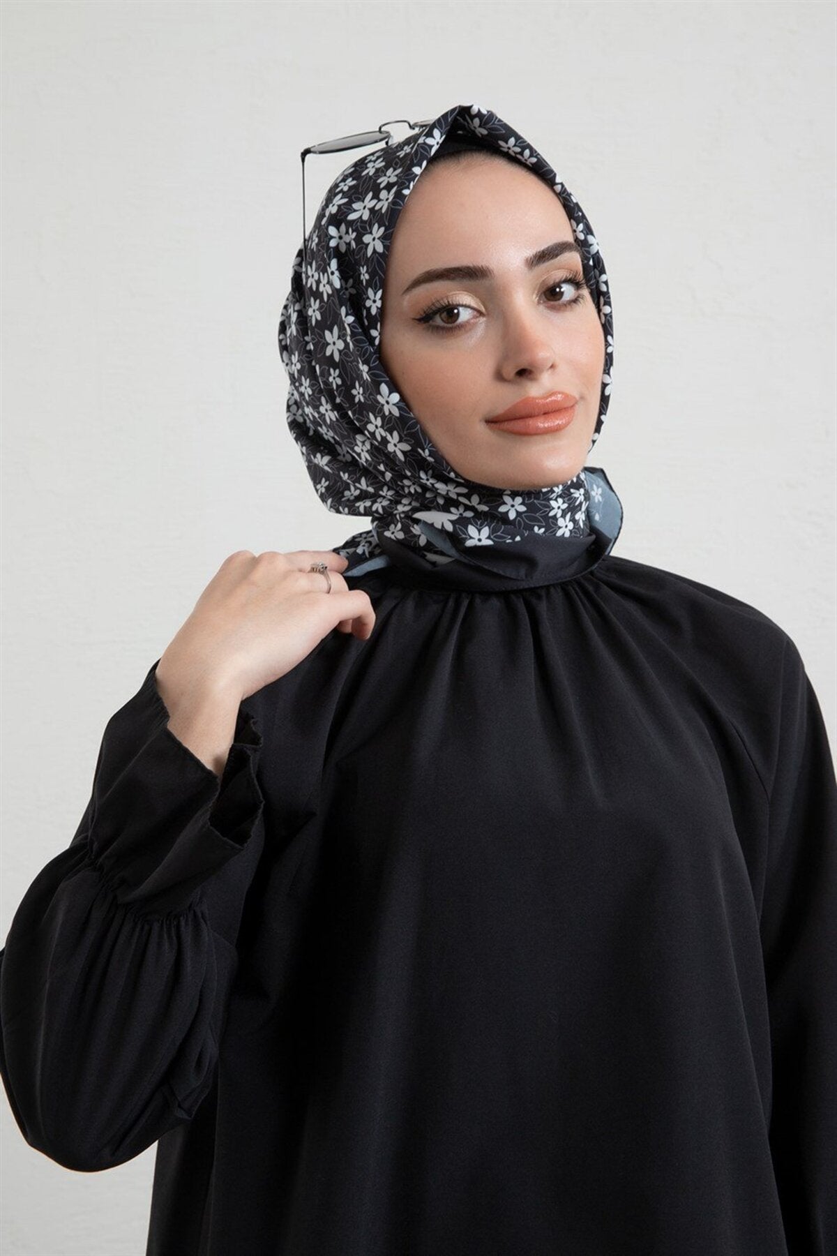 قميص CNG MODA لون أسود
