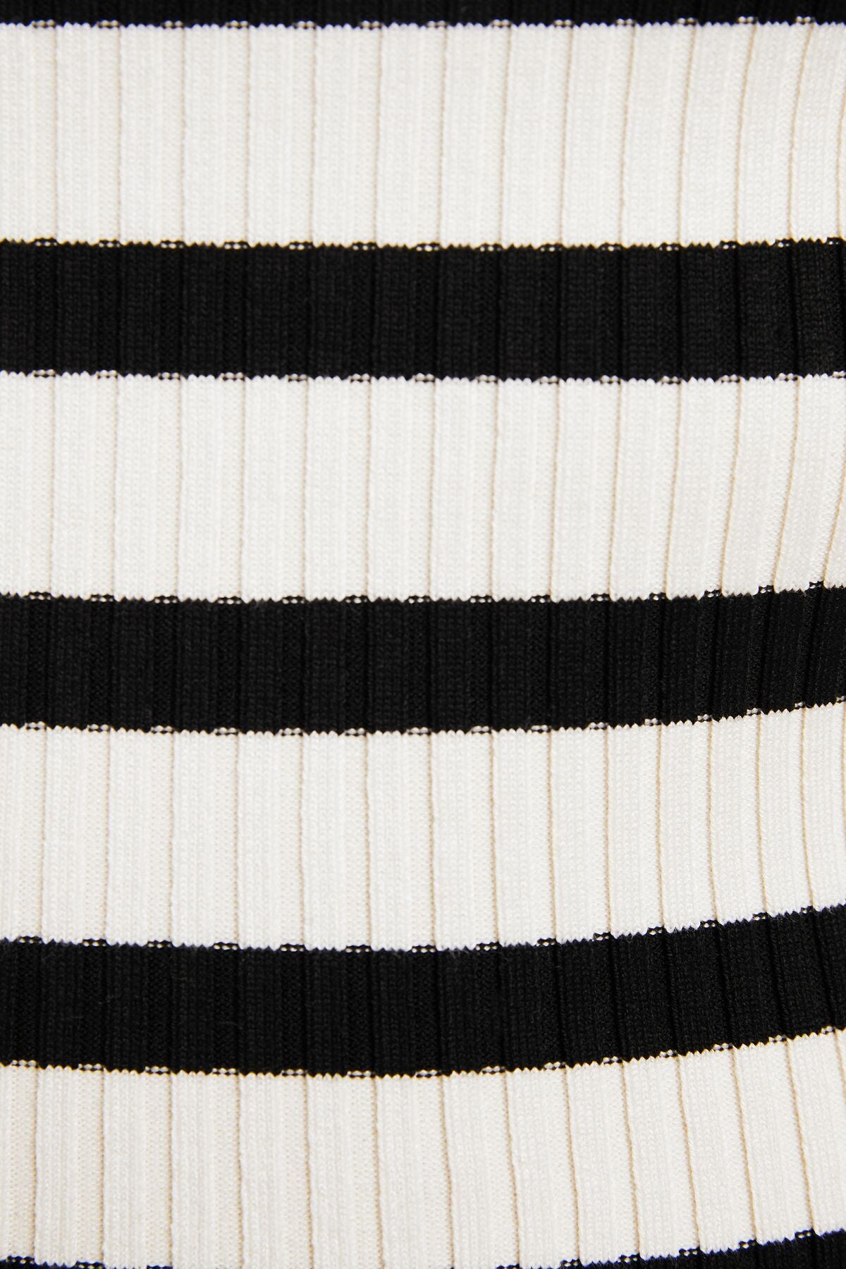 كنزة Bershka لون أسود