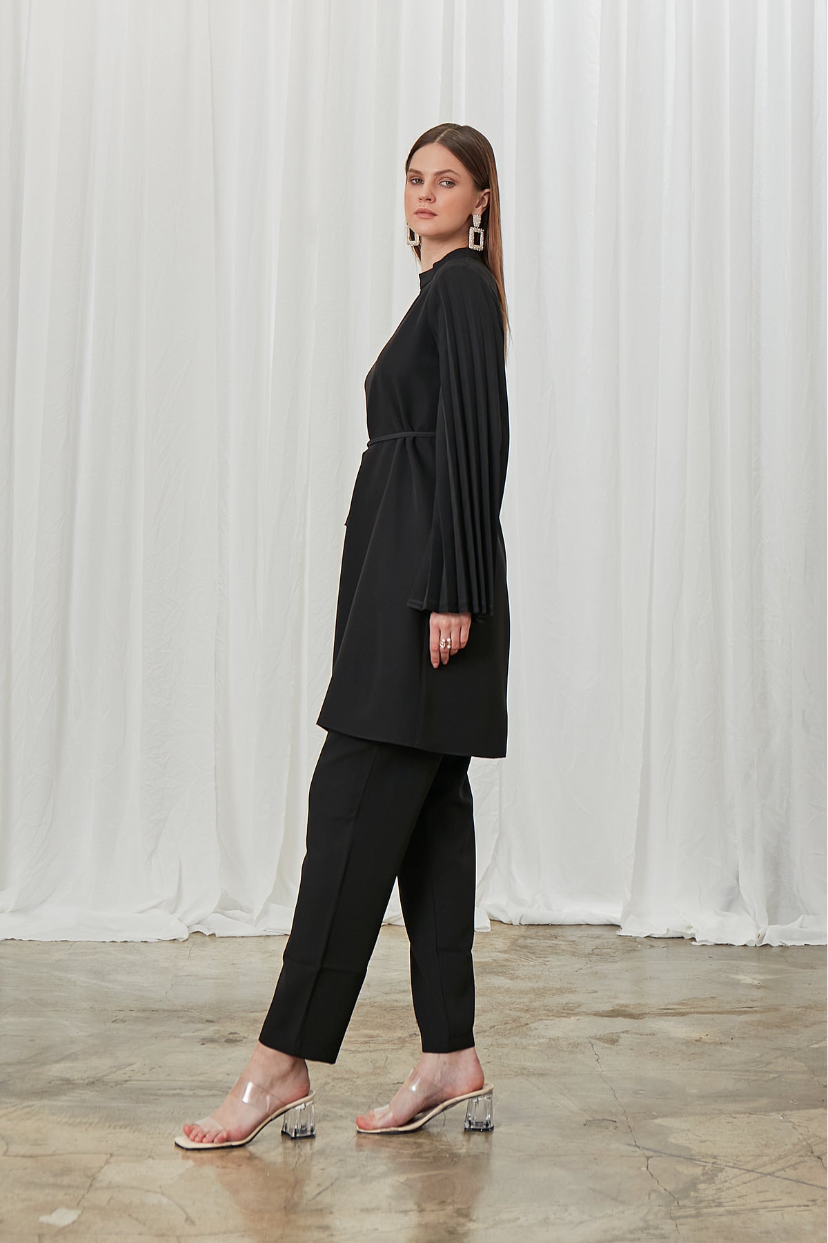 طقم Birgül Bektaş لون أسود