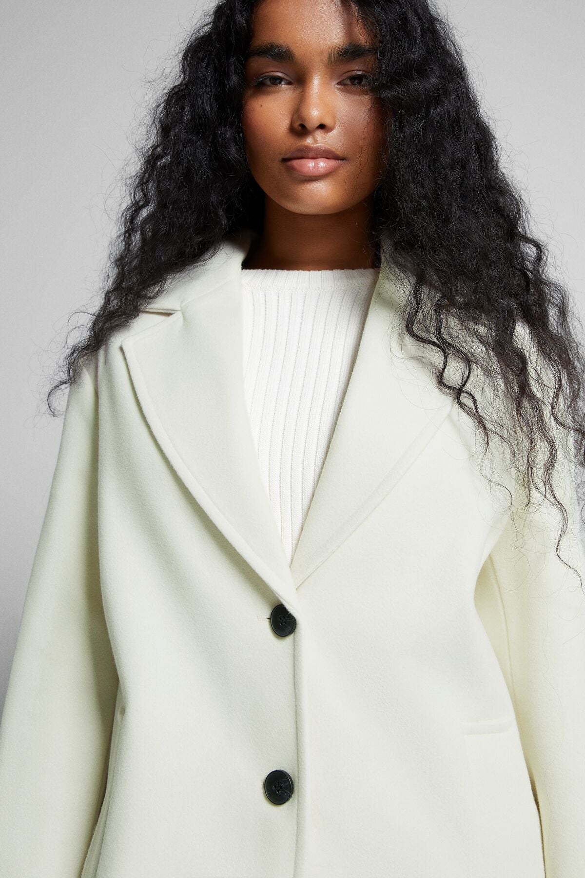 جاكيت Bershka لون بيج