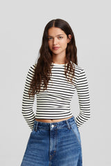 تيشيرت Bershka لون أبيض